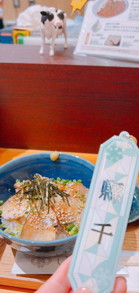 mapumemo's tweet photo. 買えた〜！やー。良い名前だ。笑

丼にしかピント合ってないけど、
牛さんと笑 https://t.co/21VWFqxafd