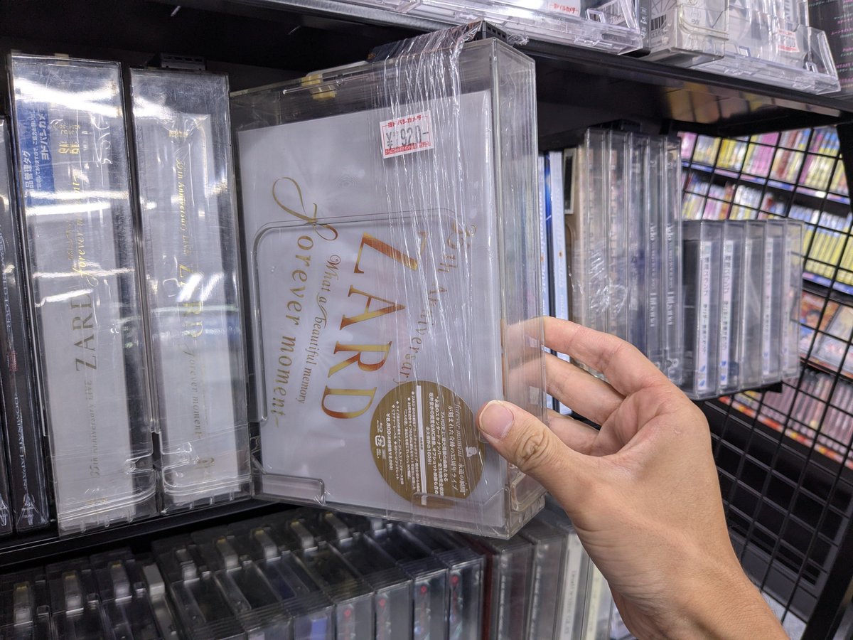 sagami_tv's tweet photo. 最近はＣＤも売れないのか新店舗ではＣＤコーナーもフロアの隅っこに少しポツンとあるだけ

それもほとんどアイドル系のＣＤばっかりでその他邦楽アーティストはこの棚だけ

その限られたスペースにもＺＡＲＤのＣＤ、ブルーレイ２作品並んでました

やっぱスゴい https://t.co/fLVTBqeUHY