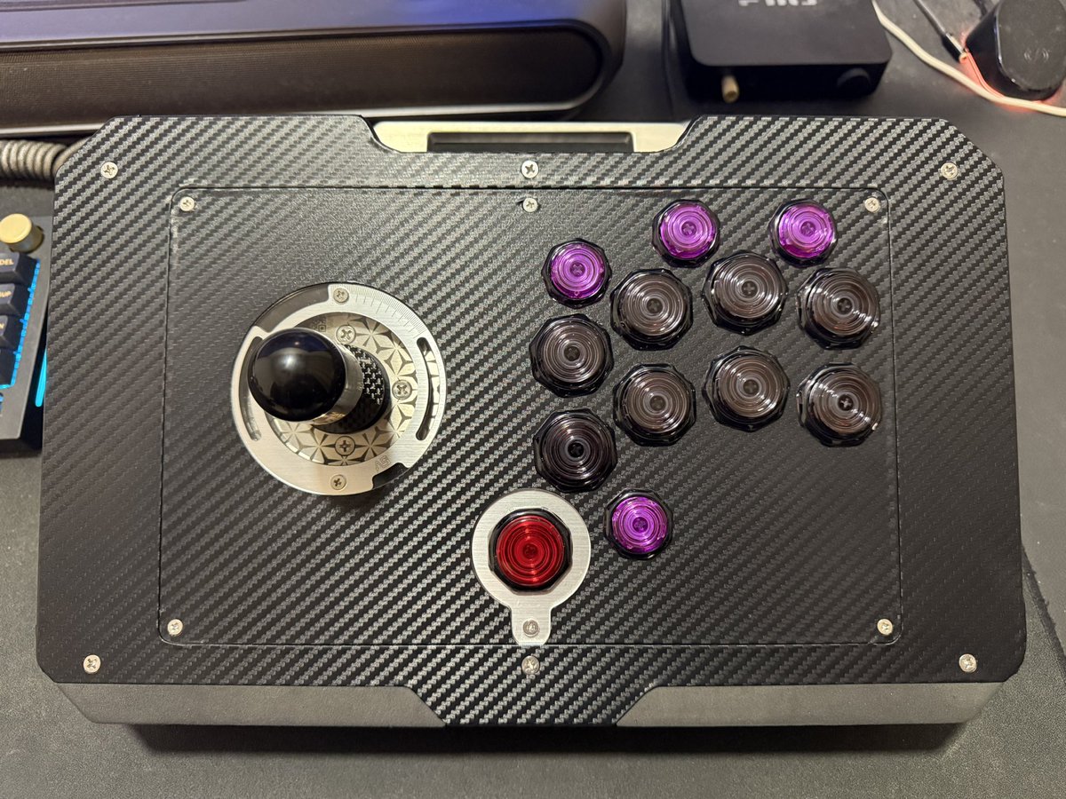 ShinDestinyZero's tweet photo. VM6R CF build is finally complete! Ready to be delivered to the owner 😎

Made use of the empty space by putting the detachable cable there in order to maximize usage of space of the entire case for easy traveling.

#ASI #VM6R #Brook #Gen5 https://t.co/BCh4oqtUyt