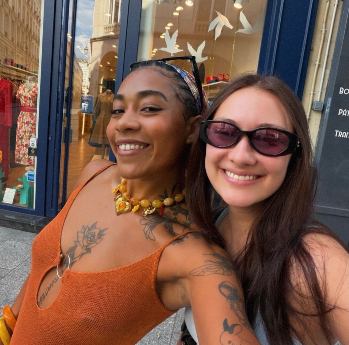 SanaSeni's tweet photo. Lola Tung with fan and artist Shaina Pronzola in Paris this summer. https://t.co/nDimVaKIA4