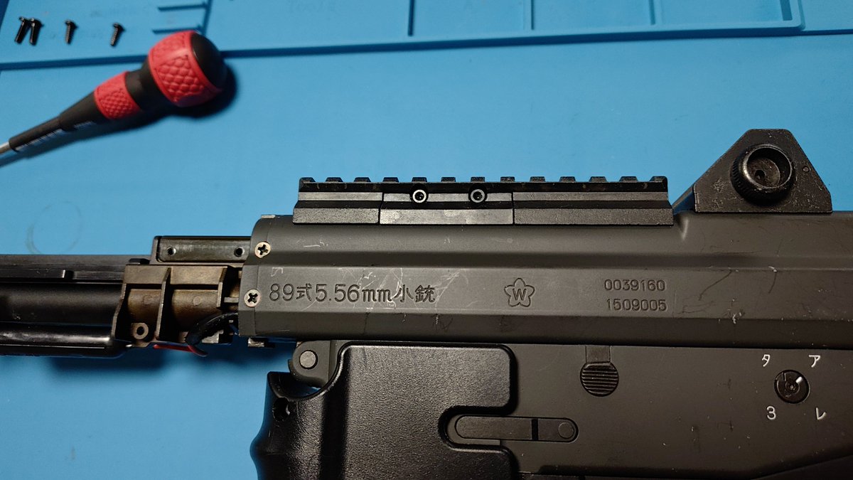 type89ojisan's tweet photo. 89式　マウントレールのガタが気になるので　お勉強兼ねて　恐る恐るネジを確認しながら分解　それらしき場所を特定出来た、　　と思う https://t.co/oqj3uYYfoC