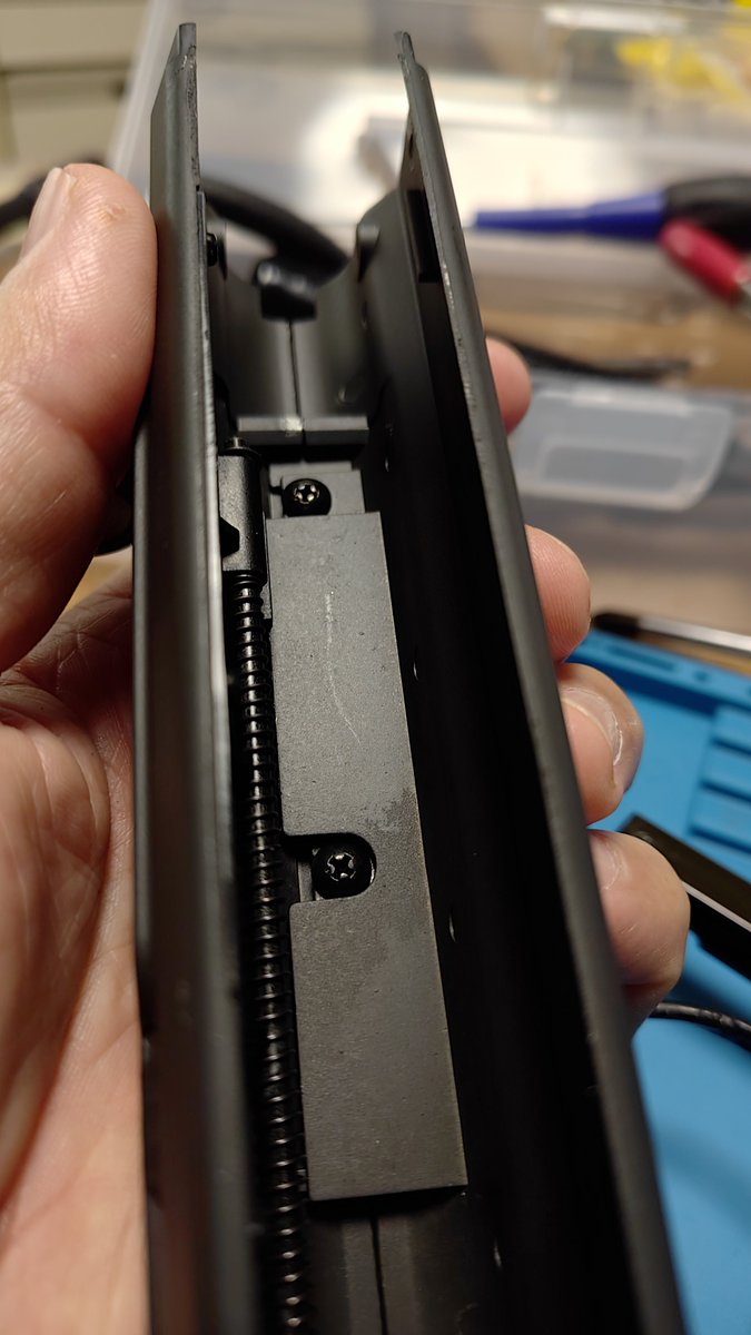 type89ojisan's tweet photo. 89式　マウントレールのガタが気になるので　お勉強兼ねて　恐る恐るネジを確認しながら分解　それらしき場所を特定出来た、　　と思う https://t.co/oqj3uYYfoC