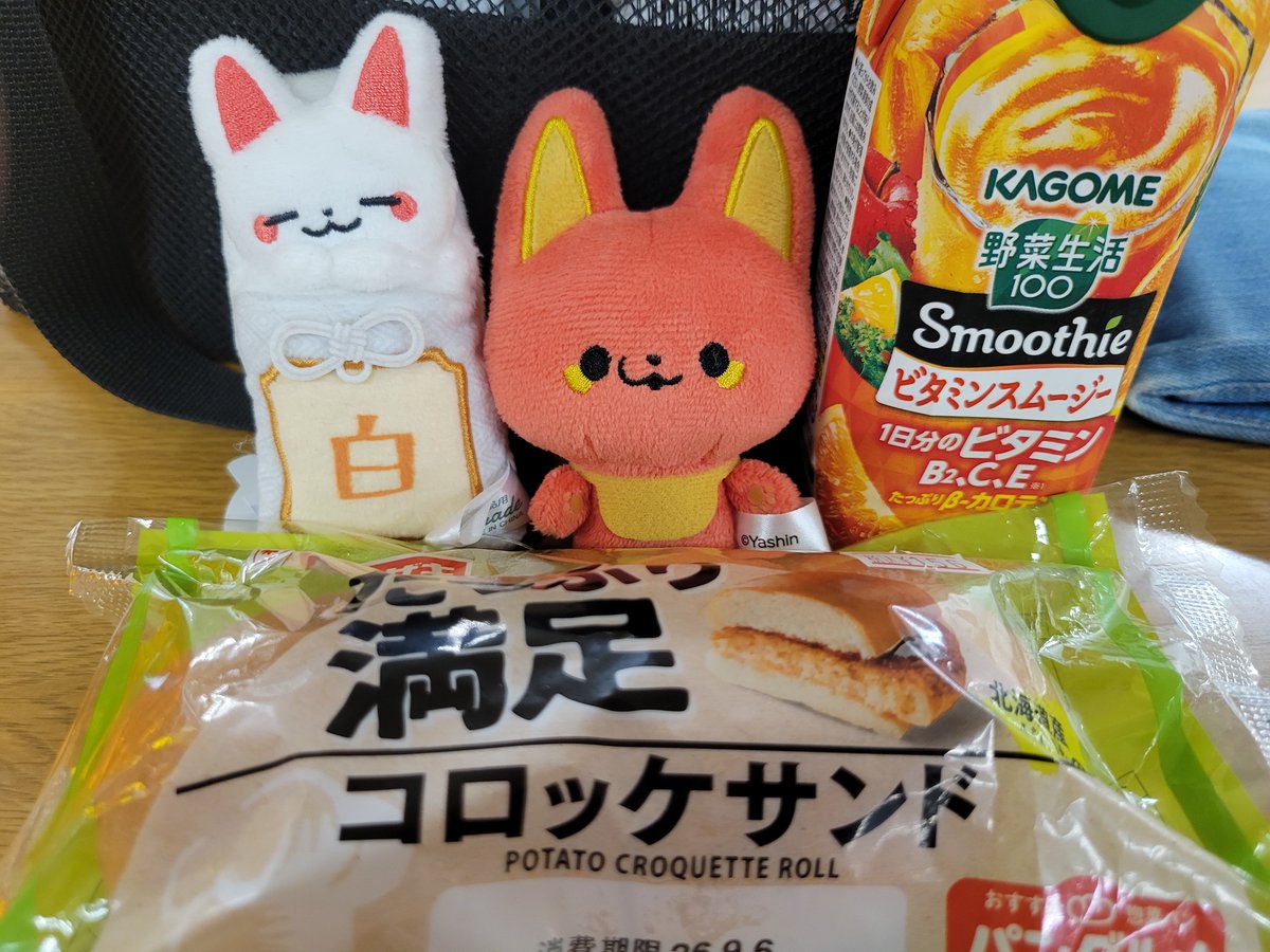 whgtD's tweet photo. きょーもちょーし、わるいぃぃぃー
昨日食べなかったコロッケパンと今日の様子見のスムージー❗️
売場暑いからおにぎり買って置いとくの怖いのよね…(昨日のパンの話)
温度的にさ…
置いておけるものって必然的にパンになるか、ゼリー飲料になる

#かみさまキツネとサラリーマン https://t.co/2pM9Ldmf1e