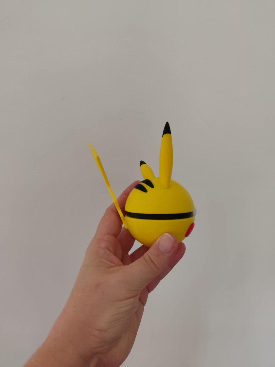 SelmaGuiles's tweet photo. Pikachu-inspired Poké Ball, other models available: Pikachu, Lucario... €7. Decorative or collectible item, does not open. Bright yellow design, perfect for Pokémon fans, display or gift. Good condition, cute on a shelf or desk. https://t.co/NYlaH6DstZ
