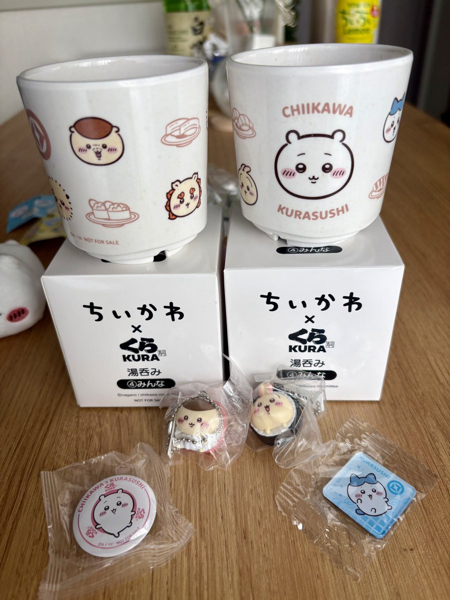 exthetower's tweet photo. くら寿司、びっくらポン付きセットがなくなったので4回しか引けなかったけど、色々叩かれ過ぎてるせいか今日はフィギュア（うさぎ、くりまんじゅう）、マグネ��ト（ハチワレ）、缶バッチ（ちいかわ）とフィギュア率50%だった🎯 https://t.co/AjZHMbTTMA