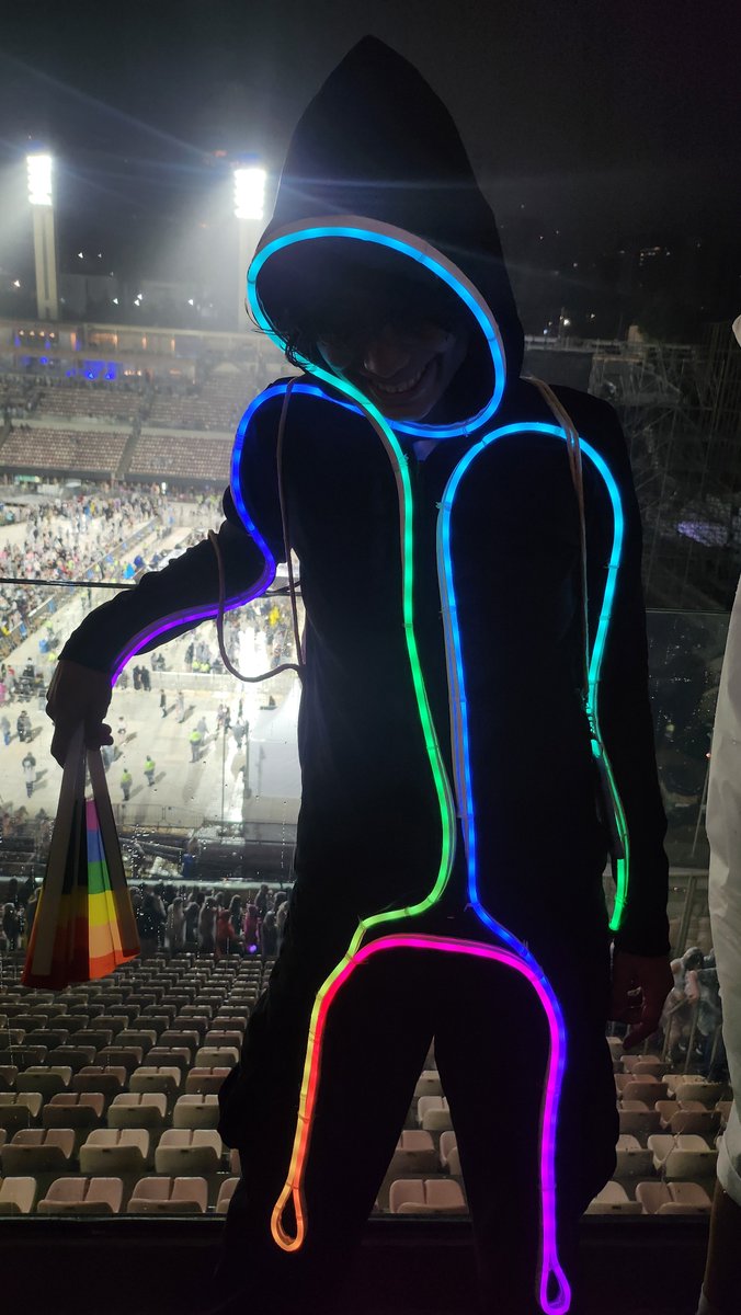 dudoulas's tweet photo. eu tinha apenas uma mangueira de led, uma mãe que sabe costurar e um sonho 

sem “pais ricos”. 
sem herança. 
eu não tive sorte.

eu estabeleci uma meta e a alcancei. disciplina, consistência e prioridades. https://t.co/Ci0XkaTNXx