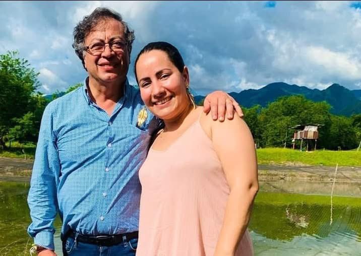 Melquisedec70's tweet photo. Atención. Me informan fuentes confiables que la Junta Directiva de la Electrificadora del Huila, @Electrohuila se reunirá el 9 de septiembre para evaluar la continuidad de la gerente Nika Cuéllar, quien logró por ahora atornillarse en el cargo gracias a una modificación abrupta de los estatutos.

Dicen las fuentes que la eventual decisión de la Junta Directiva podría derivar en la suspensión o terminación de las funciones que actualmente desempeña la gerente, en el marco de las determinaciones que corresponden al máximo órgano directivo de la empresa.

Ante la proximidad de esta reunión, también se habría impartido la instrucción de agilizar varios procesos administrativos y de contratación que actualmente se encuentran en trámite, así como avanzar en el nombramiento de directivos y funcionarios dentro de la planta de personal de la empresa, antes de que se produzca una eventual salida de la actual gerente.

La situación ha generado tensión al interior de Electrohuila, debido a que cualquier decisión sobre contrataciones, nombramientos y movimientos en la planta de personal podría producirse en los días previos a la reunión de la Junta Directiva, en la que se definiría el futuro de la administración actual.

Por ahora, será la Junta Directiva de Electrohuila la que determine el rumbo de la gerencia y, eventualmente, de los procesos administrativos que se encuentran en curso.