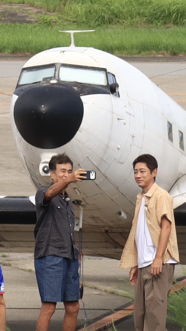 takk_B6's tweet photo. DC-3と石原良純と小泉孝太郎
富山空港にて https://t.co/2yClgDHf9D