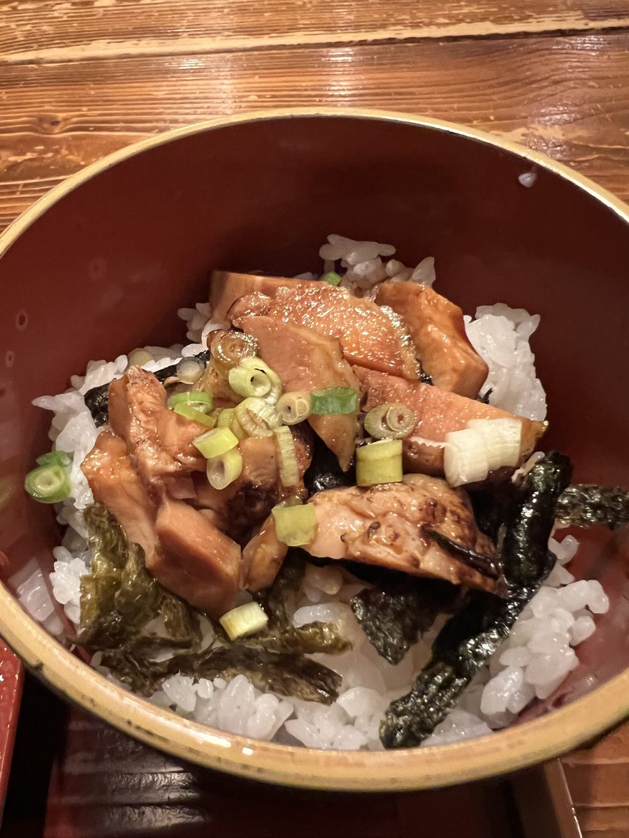 7VRbplsNG7NHin1's tweet photo. 元祖とりめし 冬将軍😋 西尾久
冷やしざる中華
鳥めしセット

さっぱりしたの食べたいとこちらのざる中華😋
全粒粉の自家製麺がそばつゆにめちゃくちゃ合う。
中華麺にそばつゆって美味いなぁー😋
ここの麺は相当美味いので特盛で食べなった👍
ご馳走様でした🙏 https://t.co/VgZKVKAGgW
