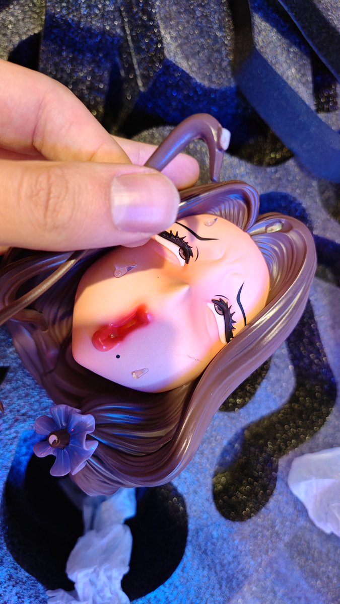 FleshAndFang's tweet photo. (2/4) Accessories: 4/5⭐️

Even with just the regular version, the extras she came with are great. The extra heads ( especially this one you can tell I love the most ) are great, and the nipple covers are just so erotic. The clothes as well are nice quality and fit her well. I hope the DLC Clothes come soon! Her different heads are made so damn well. Her plump lips, makeup, and eyelashes are all very well detailed. 

However, the accessories are what I have the most problems with ( although its not much ).

First off, the nipple covers don't stay on during rough fucking, but not much you can do about that. You could apply some lube between them for temporary stickiness.

Second, the molded hair is a little fragile. You can see in my pictures a few parts broke on them pretty fast. The strand of hair in front of her face is quiiiite fragile, and the tips of her ponytail are very very prone to slight breaking at the tips. 

Other than that though, you all with the top version will be very happy.