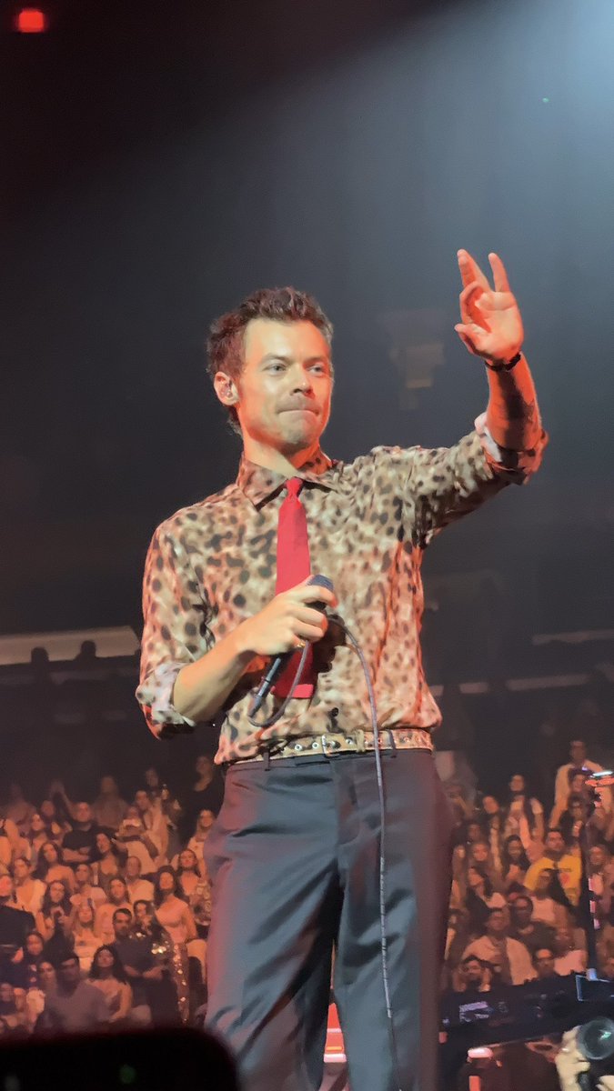hsdtogethertour's tweet photo. Harry on stage at Madison Square Garden in New York City - September 4 (via @coquetterry) https://t.co/nPww8ZxlC9