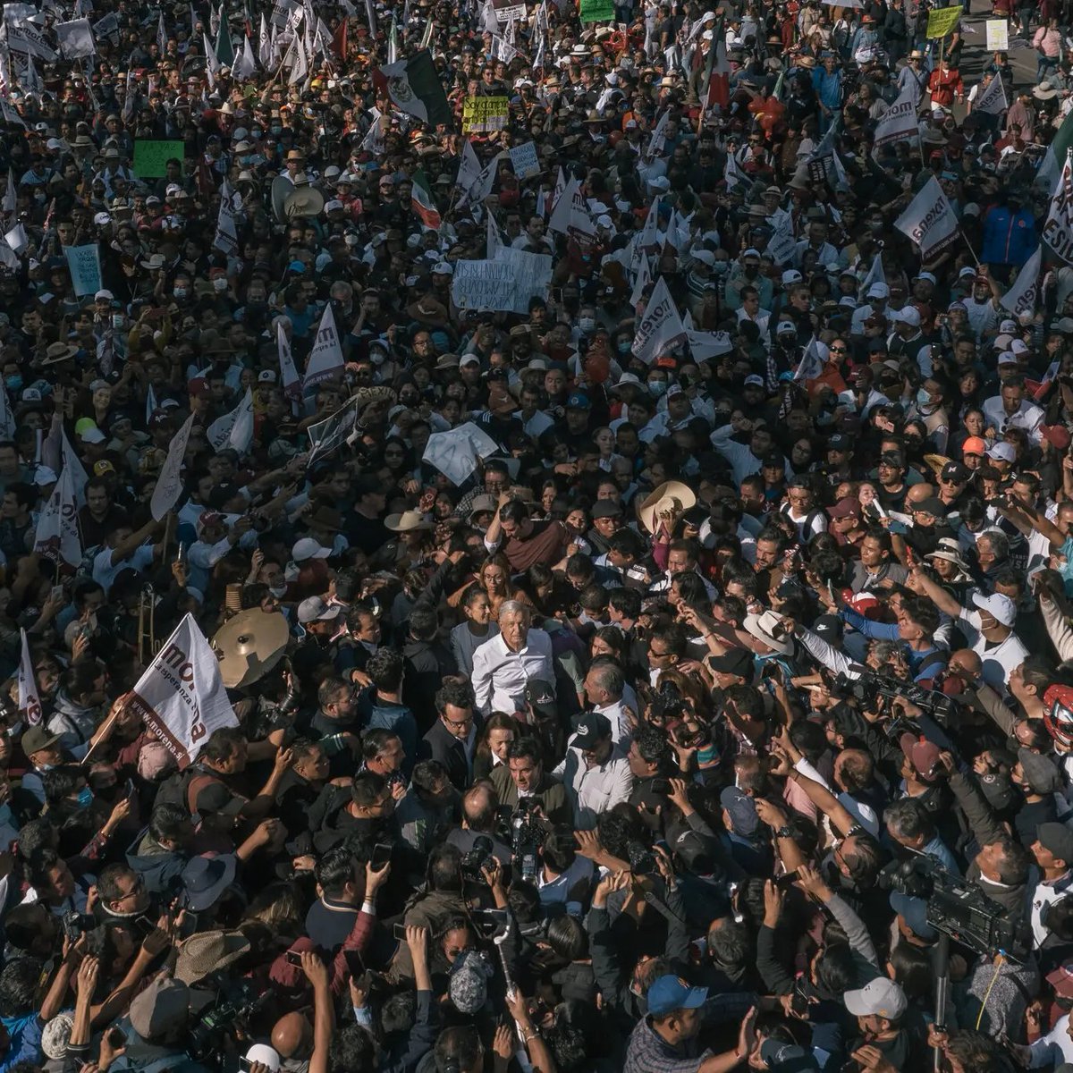 AngMariscal4T's tweet photo. El "Efecto Amlo": el fenómeno social que la oposición no va a lograr ni en 100 años.

¿Si o no mis hermanos?

🖐️🖐️🖐️ https://t.co/9nDLN7gfHb