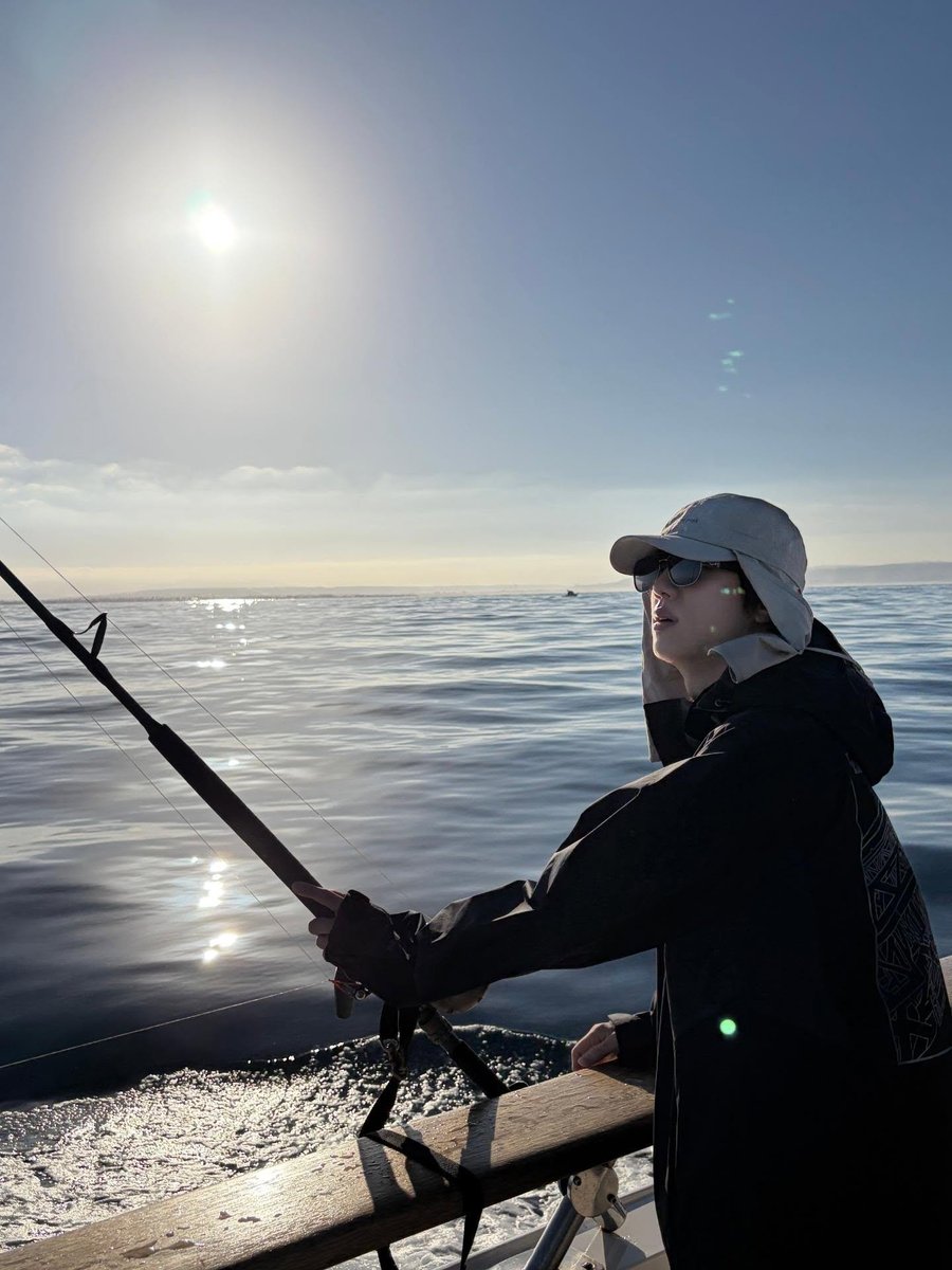 dalbit_bangtan's tweet photo. 📸 INSTAGRAM

Jin posts:
Why does it always look edited when I catch them?

💬 Comments:
🐯 Yet again you took a picture of what the captain caught, didn't you? 
🐹 To be completely honest, I didn't really catch that big flounder https://t.co/Uq9bA9jHjE