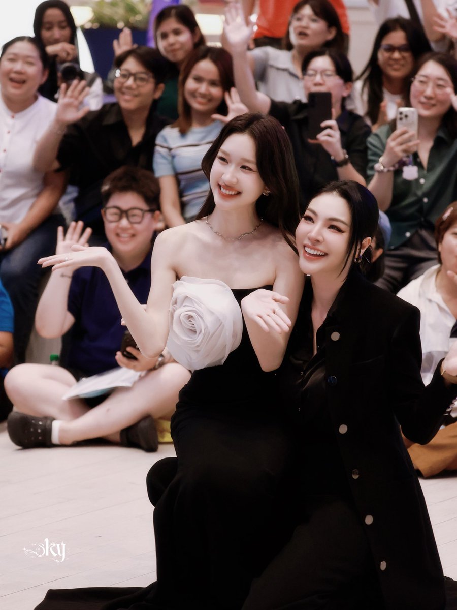 vsjdjd54605's tweet photo. FayeAtom and Fayemily💕💓💖💞

FAYEATOM PRAEW AWARDS PARAGON
#SiamParagonxPraewxFayeAtom https://t.co/FgHqNyEC2Y