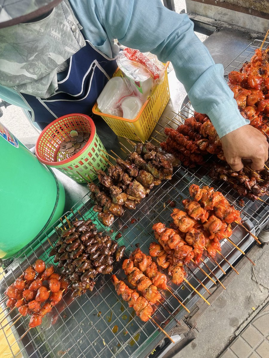 RoamMeFitTH's tweet photo. เมนูง่ายๆเช้าวันเสาร์ ไก่ย่างแดง🍗🍚
ย่างเสร็จร้อนๆกินกับขาวสวยหรือข้าวเหนียวคือดีที่สุด https://t.co/TUVT5EZpRY