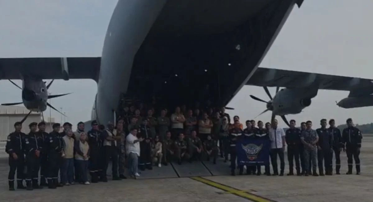 Marchfoward's tweet photo. Dengan Lafaz Bismillah 

Selamat berjuang Pasukan Mencari dan Menyelamat Malaysia SMART yang akan ke Nepal membantu Nepal mencari 55 rakyat Malaysia yang masih hilang bersama mangsa mangsa yang lain. Mereka berlepas pagi tadi selepas mendapat kebenaran Kerajaan Nepal malam tadi 

Let's bring those guys home. Doa 33 Juta Rakyat Malaysia mengiringi anda