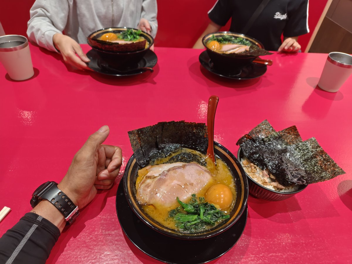 kishuPANDA's tweet photo. 我道家直系ふたみ家１号店　岩出店
プレオープン中
娘と孫が　初の家系ラーメンに初来店　それも我道家直系ふたみ家１号店　朝から孫はハイテンション　着丼していただきますから　ひと口ひと口
わっわっ　美味すぎる〜　鶏油　麺　出汁海苔めし　味玉無限ニンニク　燻製チャーシュー　美味すぎる〜 https://t.co/3Vzpfh9gh7