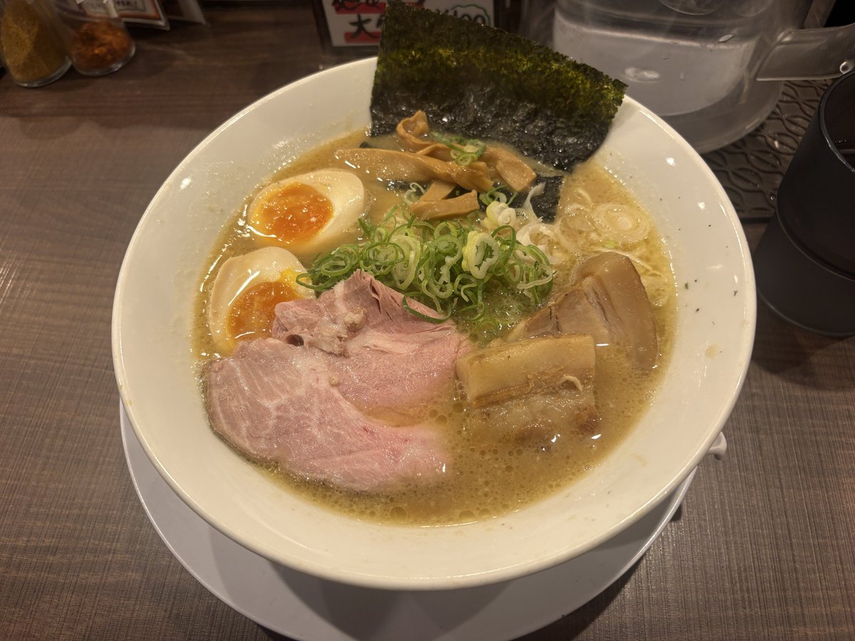 4n1chi's tweet photo. マジで唐揚げとかご飯もの注文しなくて良かった……。
お腹すいたなぁと頼んだ普通のラーメンで腹パンになるとは……。 https://t.co/rFmTlqA6hk