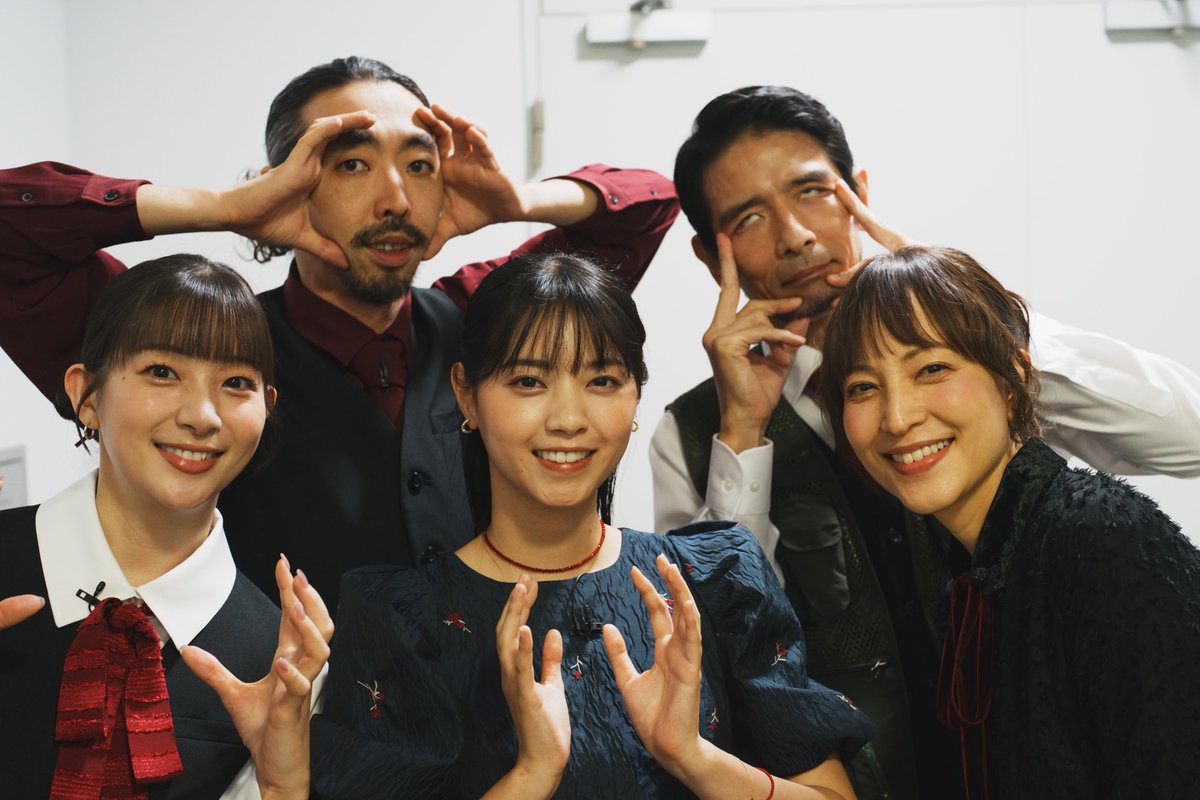 conte_to_ongaku's tweet photo. 🌃 #コントと音楽 𝐯𝐨𝐥.𝟕「今宵、丸の内で」

＼昨日 初日が無事終了✨／

#飯塚健 監督が撮る
舞台裏シリーズ・第２弾📸

初日 昼 / 夜公演の
本番前オフショットをお届け。

本日もお待ちしております！
お足元にお気をつけてお越しください☔️

#柄本時生 #西野七瀬 #鈴木杏樹 #足立梨花 #山中聡 https://t.co/ia20LPrv1z