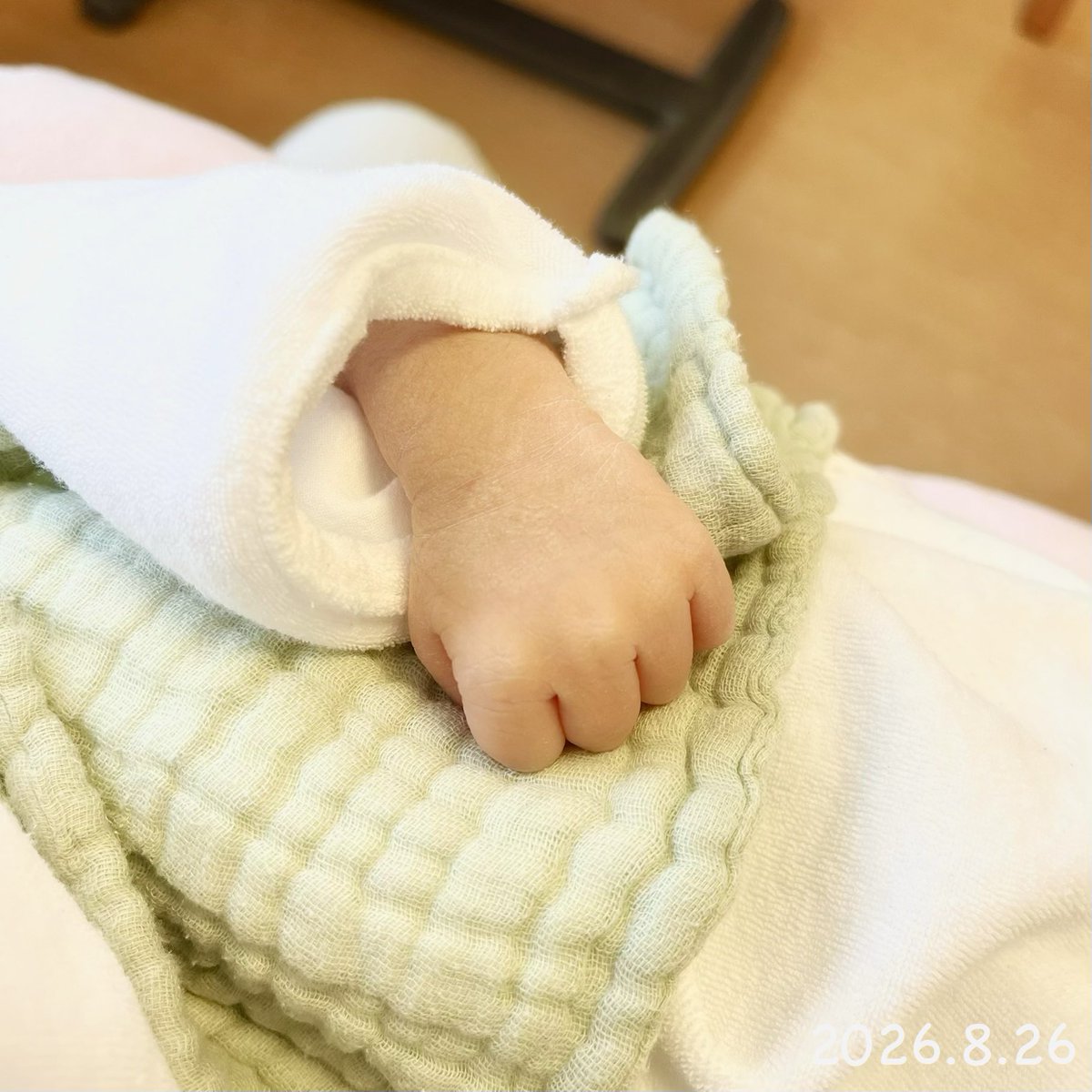 yamami17_'s tweet photo. 出産！予定日1週間前に！

前日にぜーんぜんまだです〜！って言われてたけど、朝突然痛くなって、陣発から3時間（病院着いて40分くらい）で爆速でした
確実に前より痛かった…😂

お外へようこそ〜がんばったね〜〜🤱 https://t.co/C6U8ThGrwa