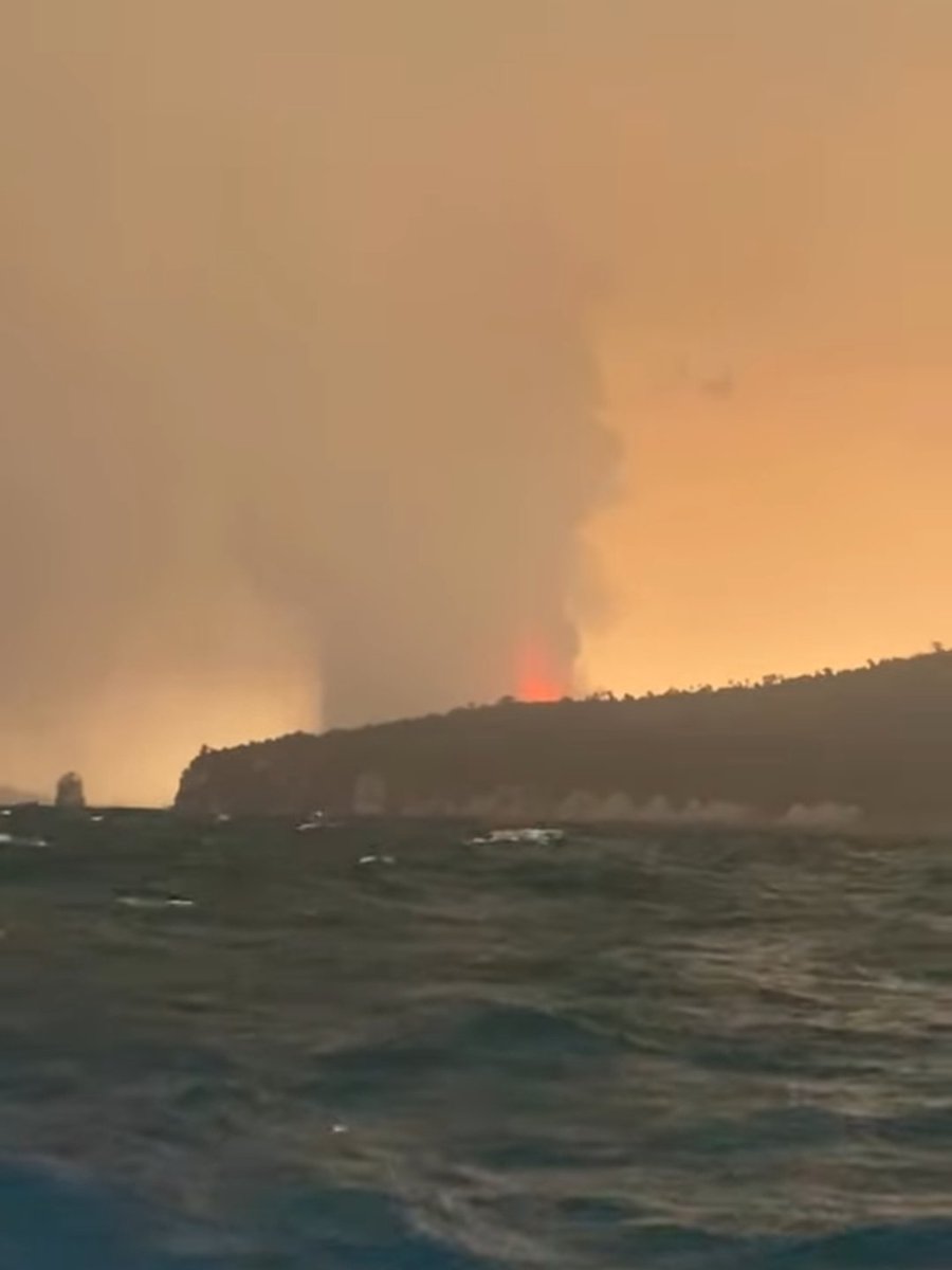 Top_Disaster's tweet photo. Major eruption of Mount Anak Krakatau in the Sunda Strait, Indonesia 🇮🇩 https://t.co/dtN2OcyDq1