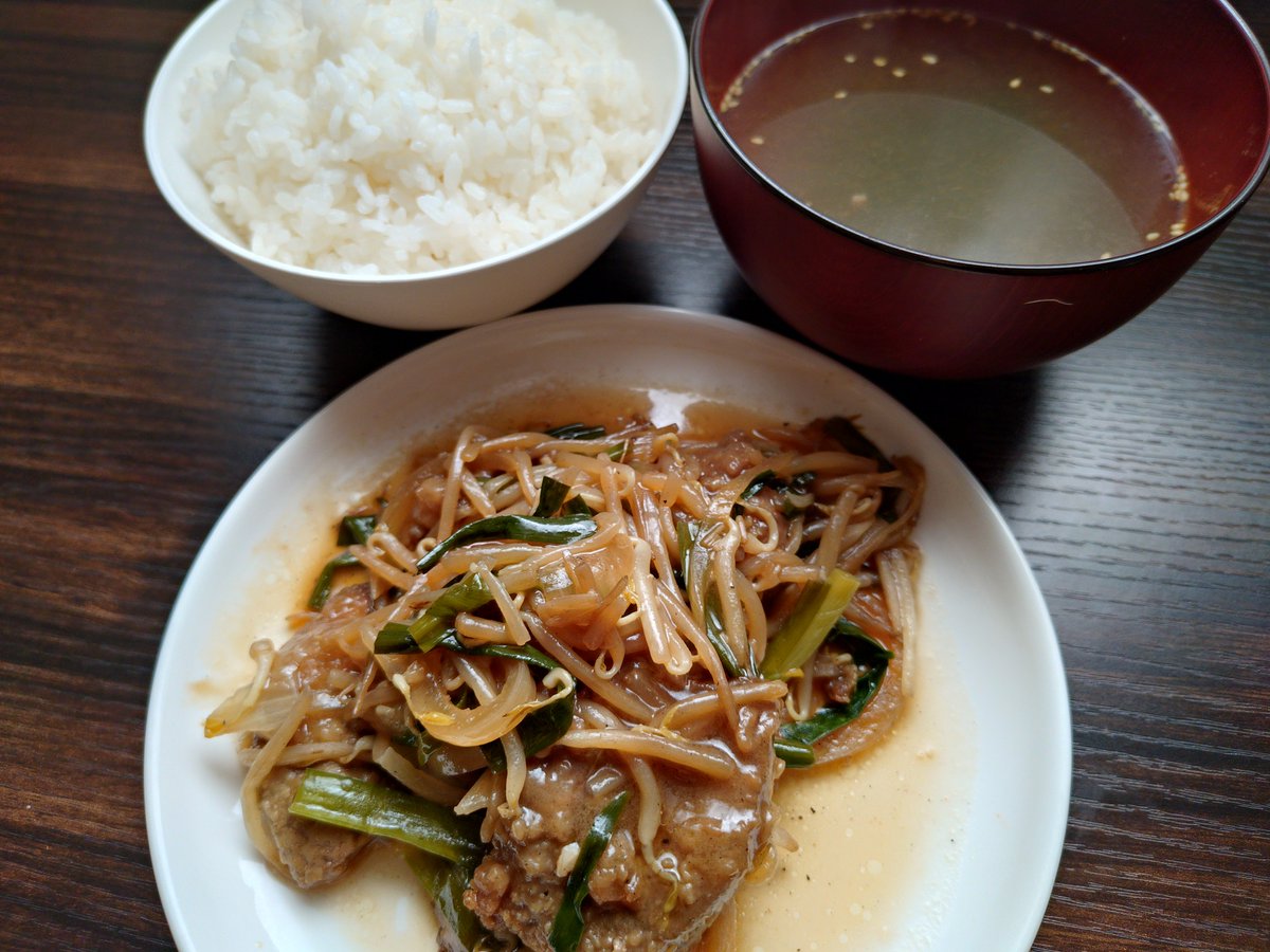 cutupjapan's tweet photo. 今日の昼食です��

ニラレバ炒め
わかめスープ

毎年9月いっぱい暑いと思っていましたけど秋っぽくなりました😊

byドラゴン 56日目
#お弁当  #男子 #高校生 #手作り #記録 https://t.co/uwWDJdwslh