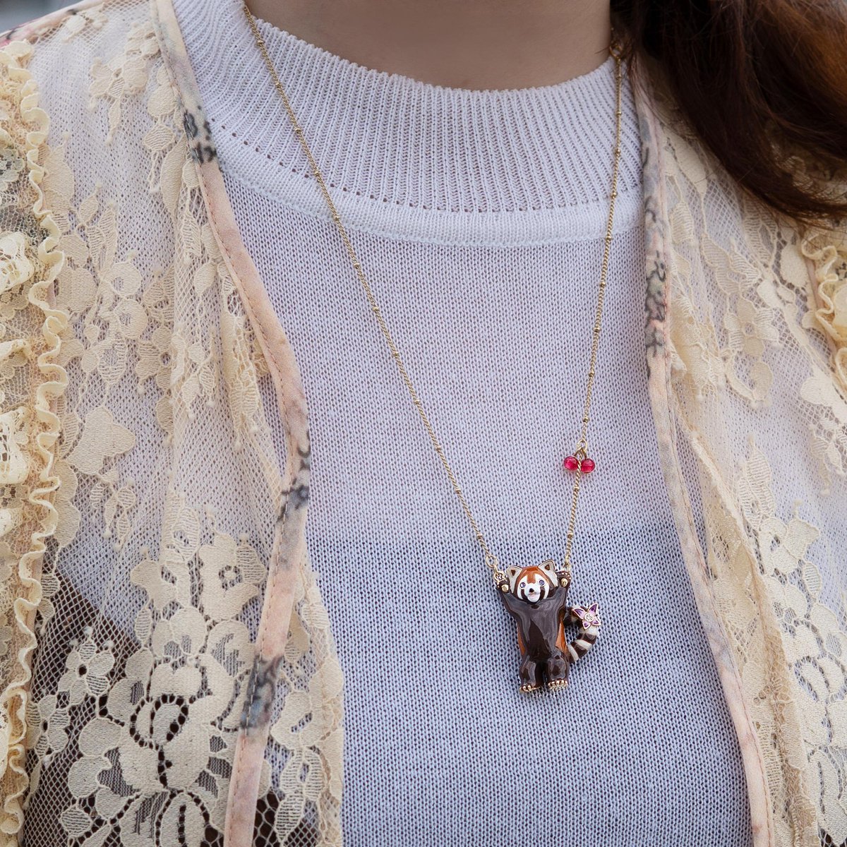 ANNASUI_japan's tweet photo. 栗色の毛並みの可愛いレッサーパンダ。
大好きなリンゴをもらってご機嫌です🍎秋のファッションをキュートに演出します。

https://t.co/v5TYqXa4Rf https://t.co/DksUyUviLY
