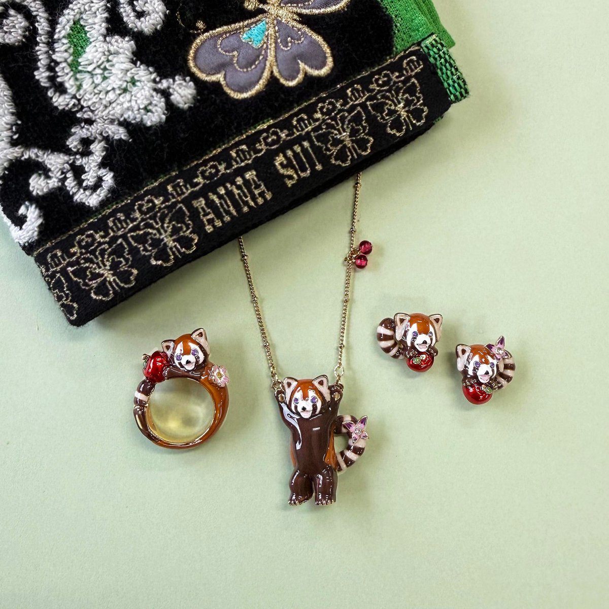 ANNASUI_japan's tweet photo. 栗色の毛並みの可愛いレッサーパンダ。
大好きなリンゴをもらってご機嫌です🍎秋のファッションをキュートに演出します。

https://t.co/v5TYqXa4Rf https://t.co/DksUyUviLY