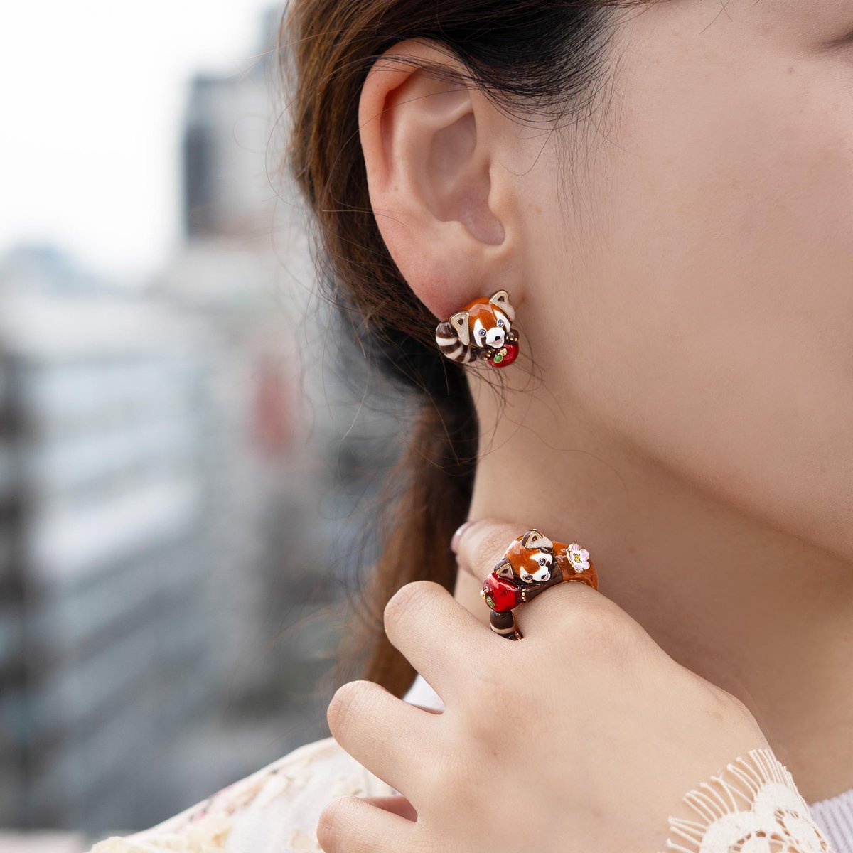 ANNASUI_japan's tweet photo. 栗色の毛並みの可愛いレッサーパンダ。
大好きなリンゴをもらってご機嫌です🍎秋のファッションをキュートに演出します。

https://t.co/v5TYqXa4Rf https://t.co/DksUyUviLY