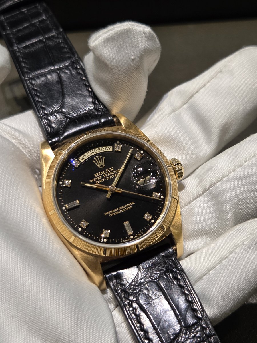 Shellman_Ginza's tweet photo. Rolex Day-Date(1980’s)

Ref：18078
Case Size：36mm
Material：18KYG
Cal：3055
Movement：Automatic

​"Mesmerized by the deep luster and brilliance of the black dial." https://t.co/fufYQvYoS5