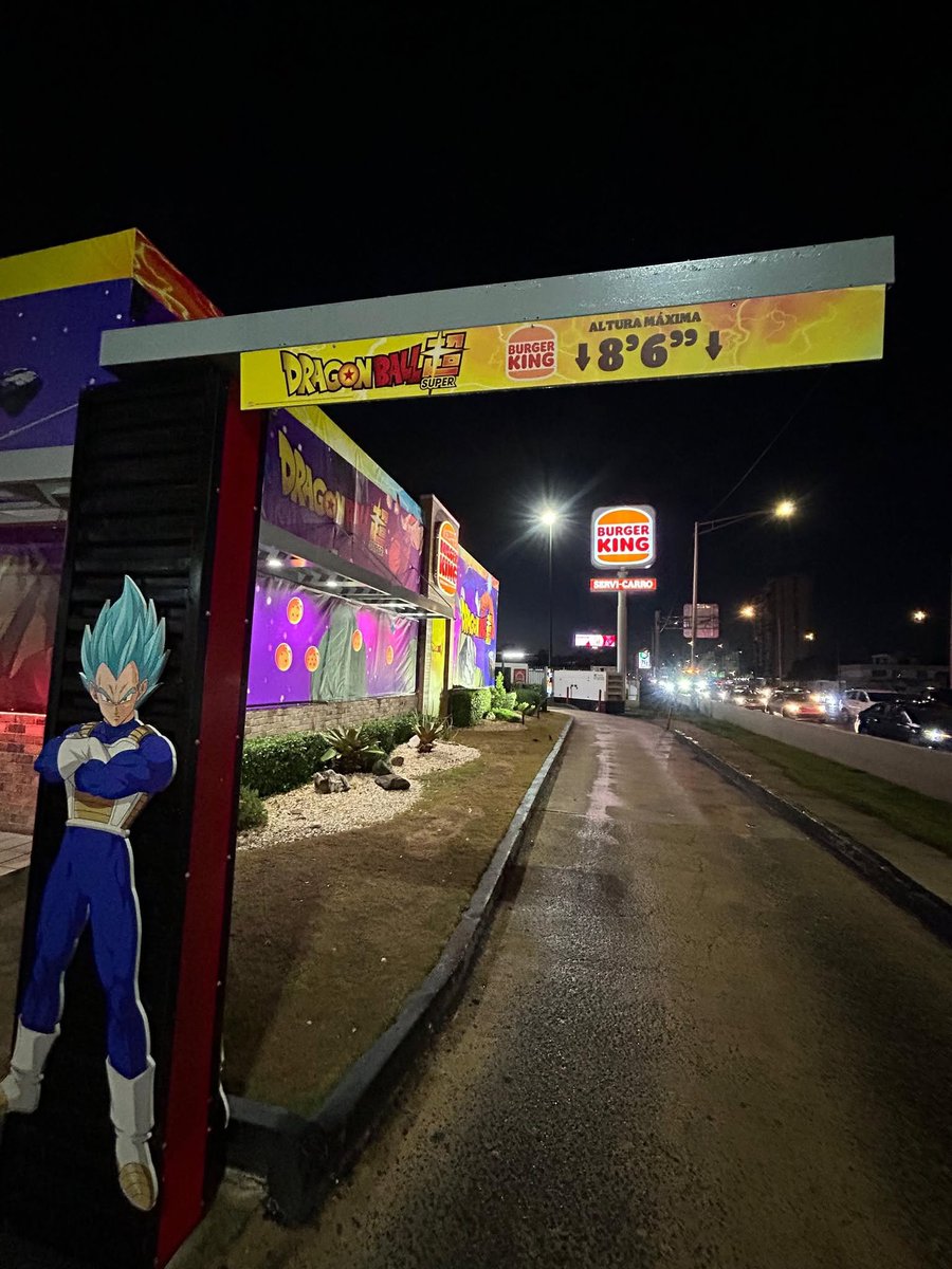 Sekai_DB's tweet photo. El conocido Burger King de Isla Verde, en Puerto Rico 🇵🇷, se prepara para la colaboración con Dragon Ball Super 🔥

El establecimiento ya cuenta con decoración temática de la serie tanto en el exterior como en el interior.

📸: Karl RivOl https://t.co/7Mf3wkA9I2