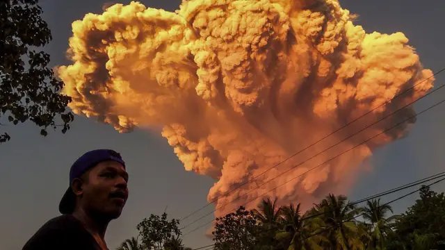 indepenSumatera's tweet photo. Fenomena menarik terjadi pada akhir Agustus sampai septermer 2026 ini wak, di mana setidaknya 6 gunung api di Indonesia (termasuk Sinabung, Anak Krakatau, Semeru, Ibu, Dukono, dan Lewotobi) mencatatkan erupsi beruntun dalam periode waktu yang berdekatan. Ada apa?🥺

🚨 INDONESIA DALAM ZONA MERAH VULKANIK: DAFTAR GUNUNG BERAPI YANG ERUPSI SEPANJANG 2026! 🚨

Aktivitas geologi di kawasan Ring of Fire Indonesia sepanjang tahun 2026 ini berada di tingkat yang sangat mengkhawatirkan! Dari Sumatra hingga NTT dan Halmahera, serangkaian letusan gunung berapi terus mengguncang berbagai daerah.

Bahkan pada akhir Agustus hingga September 2026, setidaknya 6 gunung api di Indonesia meletus dalam periode waktu yang berdekatan!

Daftar gunung api utama yang tercatat aktif erupsi sepanjang 2026:

🌋 GUNUNG SEMERU (Jawa Timur)
Rekor tertinggi! Mencatatkan lebih dari 1.700 kali letusan sepanjang 2026 dengan guguran awan panas yang konsisten.

🌋 GUNUNG IBU & DUKONO (Halmahera, Maluku Utara)
Dua raksasa Halmahera yang hampir tidak pernah berhenti menyemburkan kolom abu vulkanik saban hari.

🌋 GUNUNG LEWOTOBI LAKI-LAKI & LEWOTOLOK (NTT)
Guncangan lontaran material pijar dan abu tebal terus memaksa ribuan warga di Flores Timur & Lembata dalam status siaga.

🌋 GUNUNG ANAK KRAKATAU (Selat Sunda)
Kembali menunjukkan eskalasi ekstrem lewat erupsi beruntun yang gelombang kejutnya ($infrasound$) terdengar hingga Bandung Raya!

🌋 GUNUNG SINABUNG (Sumut) & MARAPI (Sumbar)
Duo gunung aktif Sumatra yang kembali memuntahkan kolom abu tebal dan mengalami fluktuasi aktivitas magmatis.

🌋 GUNUNG MERAPI (Jateng/DIY)
Tetap aktif secara efusif dengan guguran lava dan awan panas guguran (APG) ke arah alur sungai.

Fenomena erupsi serentak di berbagai wilayah ini menjadi alarm keras bagi penguatan sistem mitigasi bencana di seluruh daerah rawan bencana!