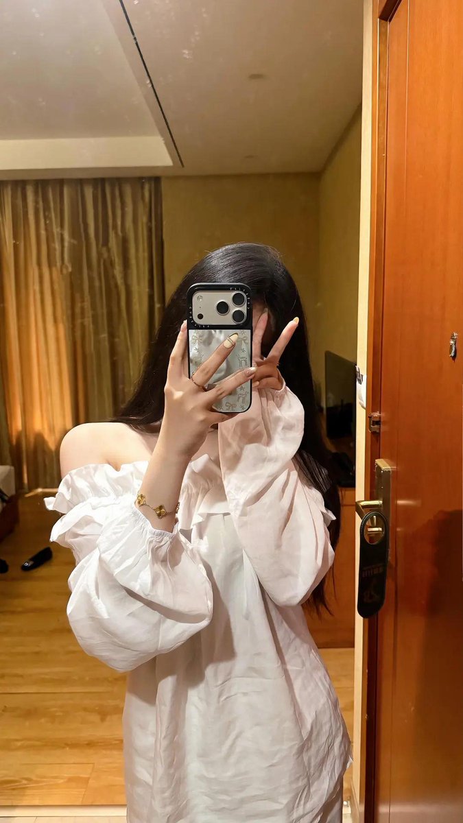EmileeEhmann's tweet photo. ふと自分の感情を言葉にしようとすると、なんだかうまく整理できなくて、結局こうやってただ空を見つめてしまうのは少しだけ私の悪い癖ですね…☕️ https://t.co/OARjC2UwFE