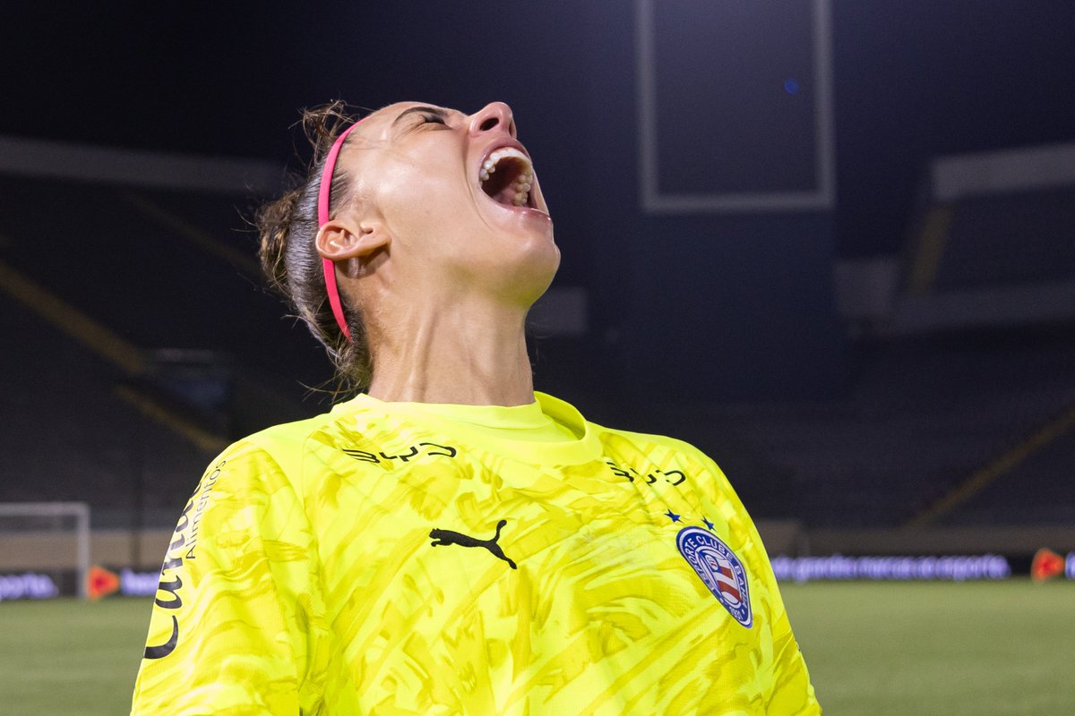 ecbahia's tweet photo. 🧤 PÊNALTI DEFENDIDO. CLASSIFICAÇÃO. PROMESSA PAGA AINDA NO GRAMADO! SENHORAS E SENHORES, COM VOCÊS, YANNE LOPES. https://t.co/MzQFXOr1QZ