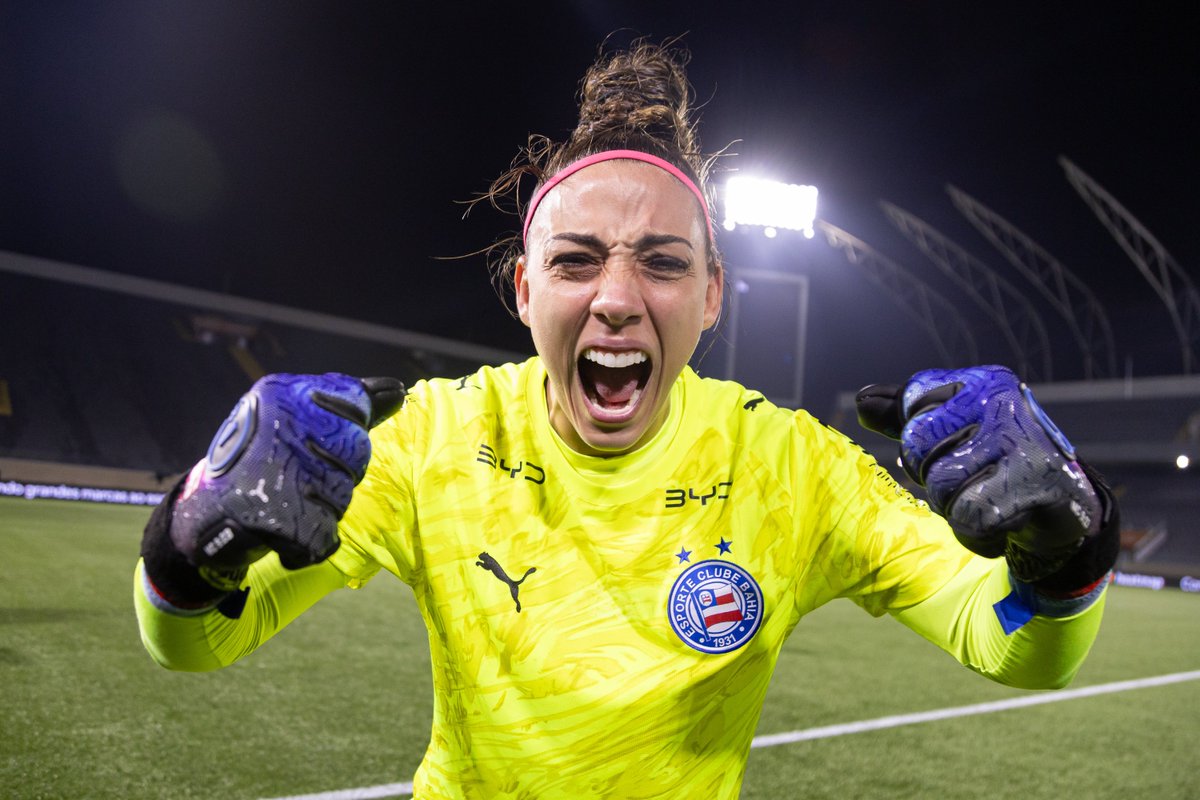 ecbahia's tweet photo. 🧤 PÊNALTI DEFENDIDO. CLASSIFICAÇÃO. PROMESSA PAGA AINDA NO GRAMADO! SENHORAS E SENHORES, COM VOCÊS, YANNE LOPES. https://t.co/MzQFXOr1QZ