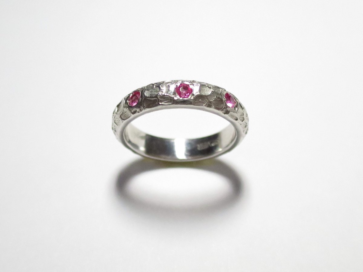 kiyono_87's tweet photo. 秋のオシャレは、ピンキーリングでさりげなく✨
きらめくピンクスピネルが綺麗です💍

詳細は【プレジール ジュエリー】で検索🔎、またはプロフィール欄のURLからお願いします😊

#ピンキーリング #スピネル https://t.co/YokoPqXwlG