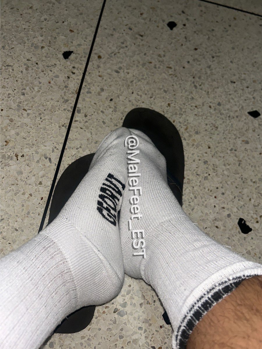 MaleFeet_EST's tweet photo. White socks &amp; slides combo. Barefoot or socks? What's your favorite style? 🧦🔥

📩 DM me for custom packs &amp; exclusive content!
💰 Binance Pay ready.

#MaleFeet #SocksFeet #WhiteSocks #Slides https://t.co/07AFRLMnTo