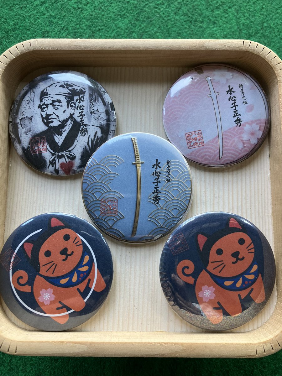 eboshiyama8's tweet photo. 【御奉賛記念バッジのお知らせ】

御奉賛500円でバッジ進呈

お祭りの準備が最もお祭り騒ぎ中です
やっとPOP作ったのでガチャを回して御奉賛出来るようにしました
遊び心は心の余裕
楽しみながら神社維持運営にご協力をよろしくお願いします

ガチャからはランダム
社務所ではお選び頂けます https://t.co/sJdvVUsvny