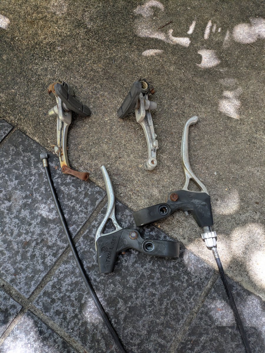 kayak888hm's tweet photo. 知り合いの自転車を組立て&amp;調整してやり方を学習したので、GIOSの折れていたブレーキレバーとVブレーキ、ワイヤーの交換に挑戦。少し部品の形が違うところもあって手間取ったが何とか組立てた。細かい調整はこれから。 https://t.co/AZsp6vwkTV