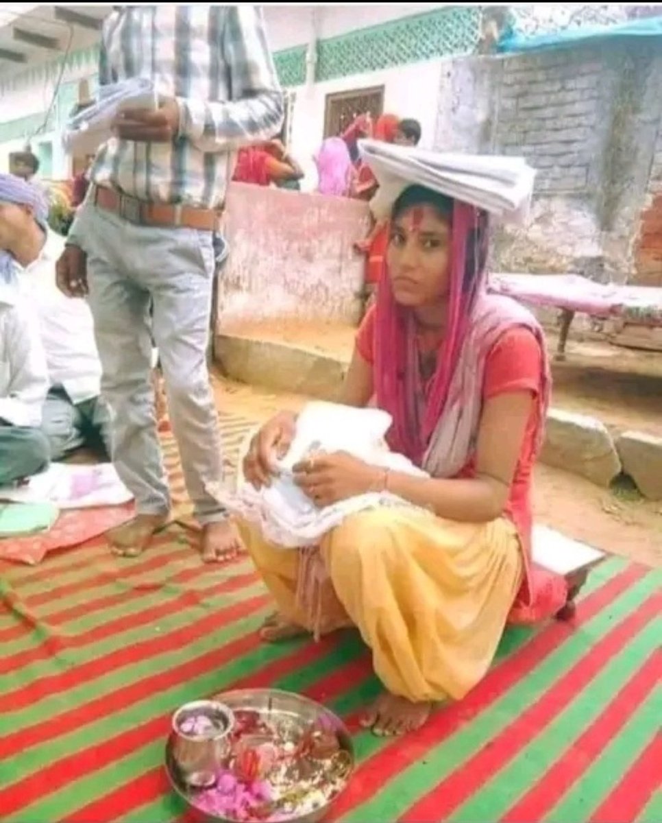 Malanggav4's tweet photo. एक इलाके में एक भले आदमी का देहांत हो गया लोग अर्थी ले जाने को तैयार हुये और जब उठाकर श्मशान ले जाने लगे तो एक आदमी आगे आया और अर्थी का एक पाऊं पकड़ लिया
 और बोला के मरने वाले से मेरे 15 लाख लेने है, पहले मुझे पैसे दो फिर उसको जाने दूंगा अब तमाम लोग खड़े तमाशा देख रहे है, बेटों ने कहा के मरने वाले ने हमें तो कोई ऐसी बात नही की के वह कर्जदार है,
 इसलिए हम नही दे सकतें मृतक के भाइयों ने कहा के जब बेटे जिम्मेदार नही तो हम क्यों दें
अब सारे खड़े है और उसने अर्थी पकड़ी हुई है, जब काफ़ी देर गुज़र गई तो बात घर की औरतों तक भी पहुंच गई
 मरने वाले कि एकलौती बेटी ने जब बात सुनी तो फौरन अपना सारा ज़ेवर उतारा और अपनी सारी नक़द रकम जमा करके उस आदमी के लिए भिजवा दी और कहा के भगवान के लिए ये रकम और ज़ेवर बेच के उसकी रकम रखो और मेरे पिताजी की अंतिम यात्रा को ना रोको
मैं मरने से पहले सारा कर्ज़ अदा कर दूंगी और बाकी रकम का जल्दी बंदोबस्त कर दूंगी
 अब वह अर्थी पकड़ने वाला शख्स खड़ा हुआ और सारे लोगो से मुखातिब हो कर बोला: असल बात ये है मरने वाले से 15 लाख लेना नही बल्के उनके देना है और उनके किसी वारिस को में जानता नही था तो मैने ये खेल खेला , अब मुझे पता चल चुका है के उसकी वारिस एक बेटी है और उसका कोई बेटा या भाई नही है👌🏻👌🏻