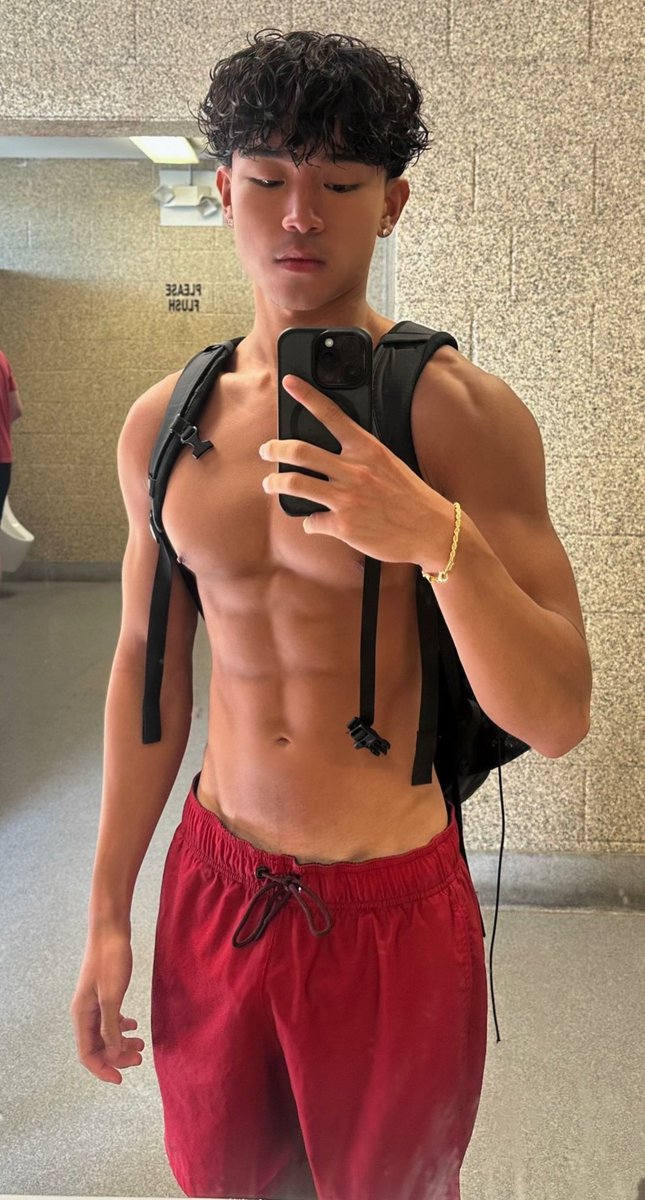 tommyvnguyenn's tweet photo. back to school chii https://t.co/drJmKEif5e