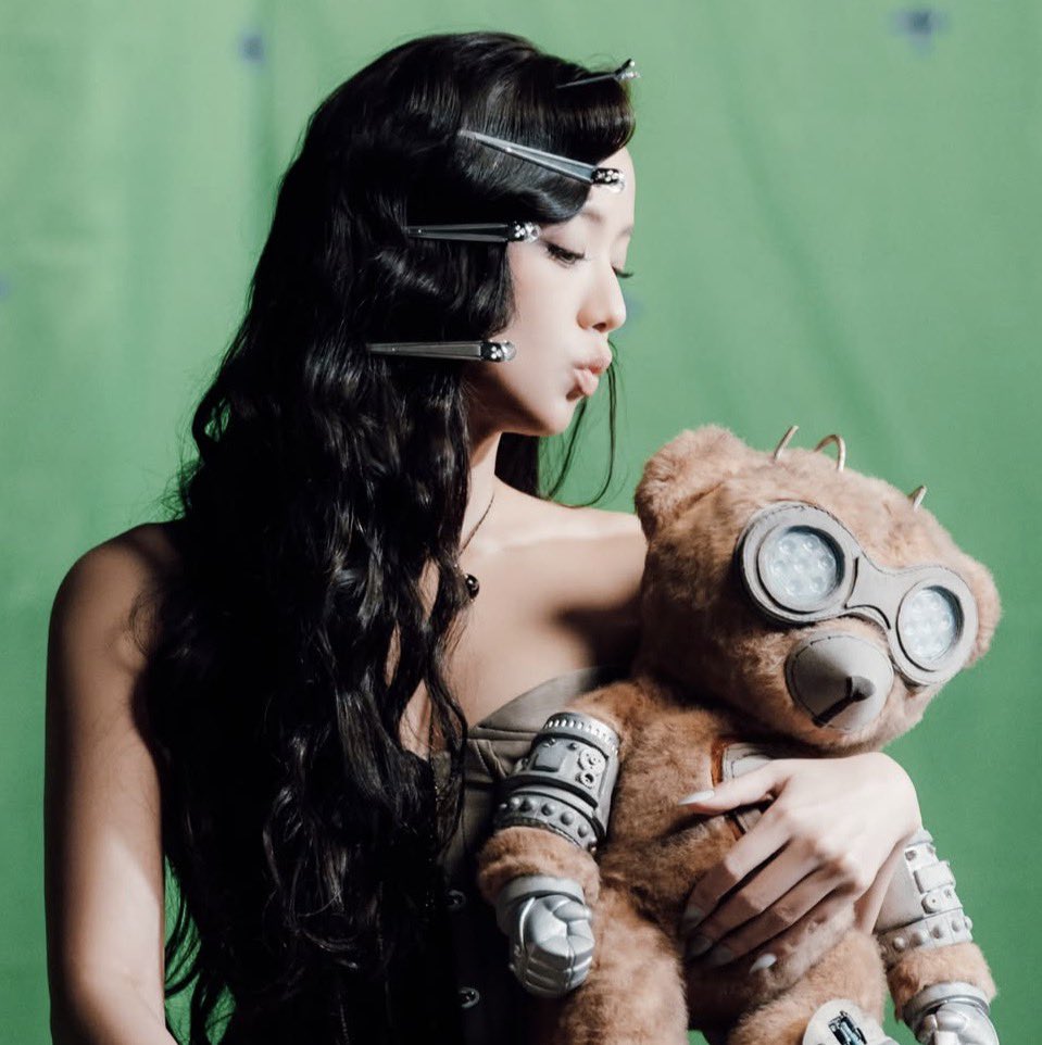 NEWSJISOO's tweet photo. “At the heart of the story is the CLICK Bear, who represents the presence of her fans who come from different countries, speak different languages and live different lives. CLICK Bear represents the fans who continue to walk with her and the music and memories that connect them to her.” ❤️‍🩹