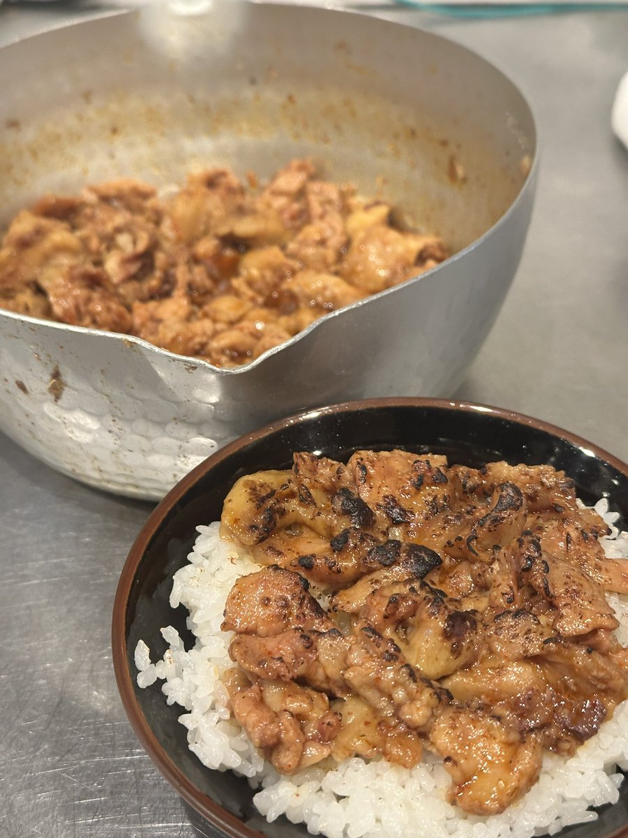 y_a_harada's tweet photo. 本日フォロー品です！
「ピリ辛鶏皮煮」です！
ご飯に乗せますのでお声がけください✨
無くなり次第終了です！ https://t.co/6DBoTVa7ic