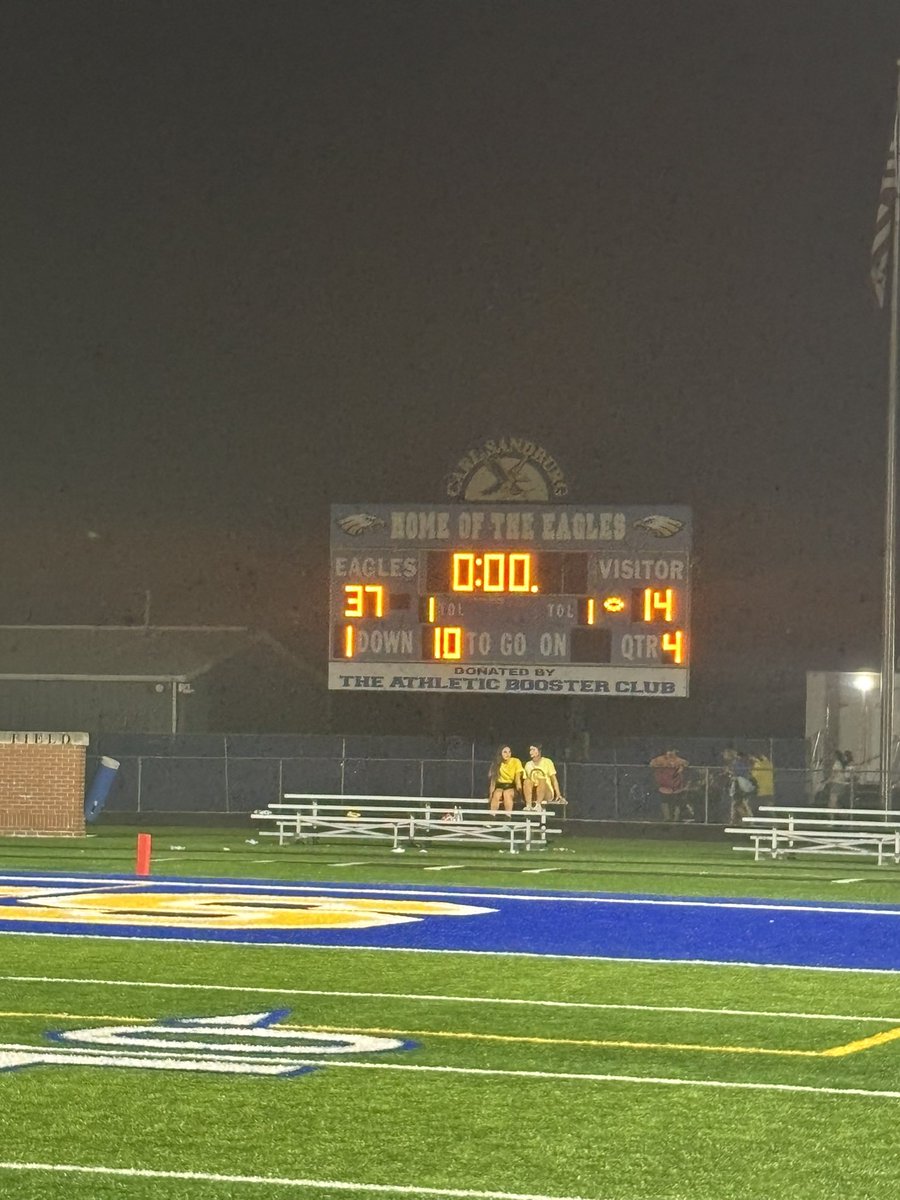 SandburgEagles's tweet photo. EAGLES 37 Thornwood 14

Eagles improve to 3-0 headed into conference play. 

@EDGYTIM @thesouc @mikeclarkpreps @michaelsobrien @Millar_S @JeffVorva @offsznbrand @FNDrive @PrepRedzoneIL @suntimes_preps @SouthtownSports @Xavier_Sanchez4 @PrepRedzoneIL 

#Team72
#FlyWithUs 🟡🔵🦅🏈 https://t.co/MPZ9rm8i0a