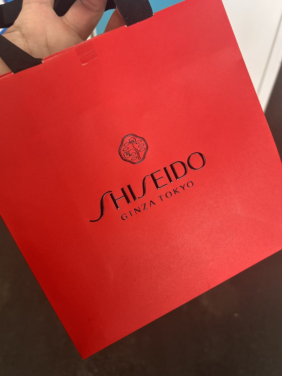 hiro63932101's tweet photo. 何年かぶりにファンデーションて物を買いました！
美容部員さんに乗せられて普段マットなのに憧れのあったグロウ買っちゃった(笑)

つや肌を目指します！決してテカってるわけじゃないからね( ´∀｀) https://t.co/sLyQ6maKmB