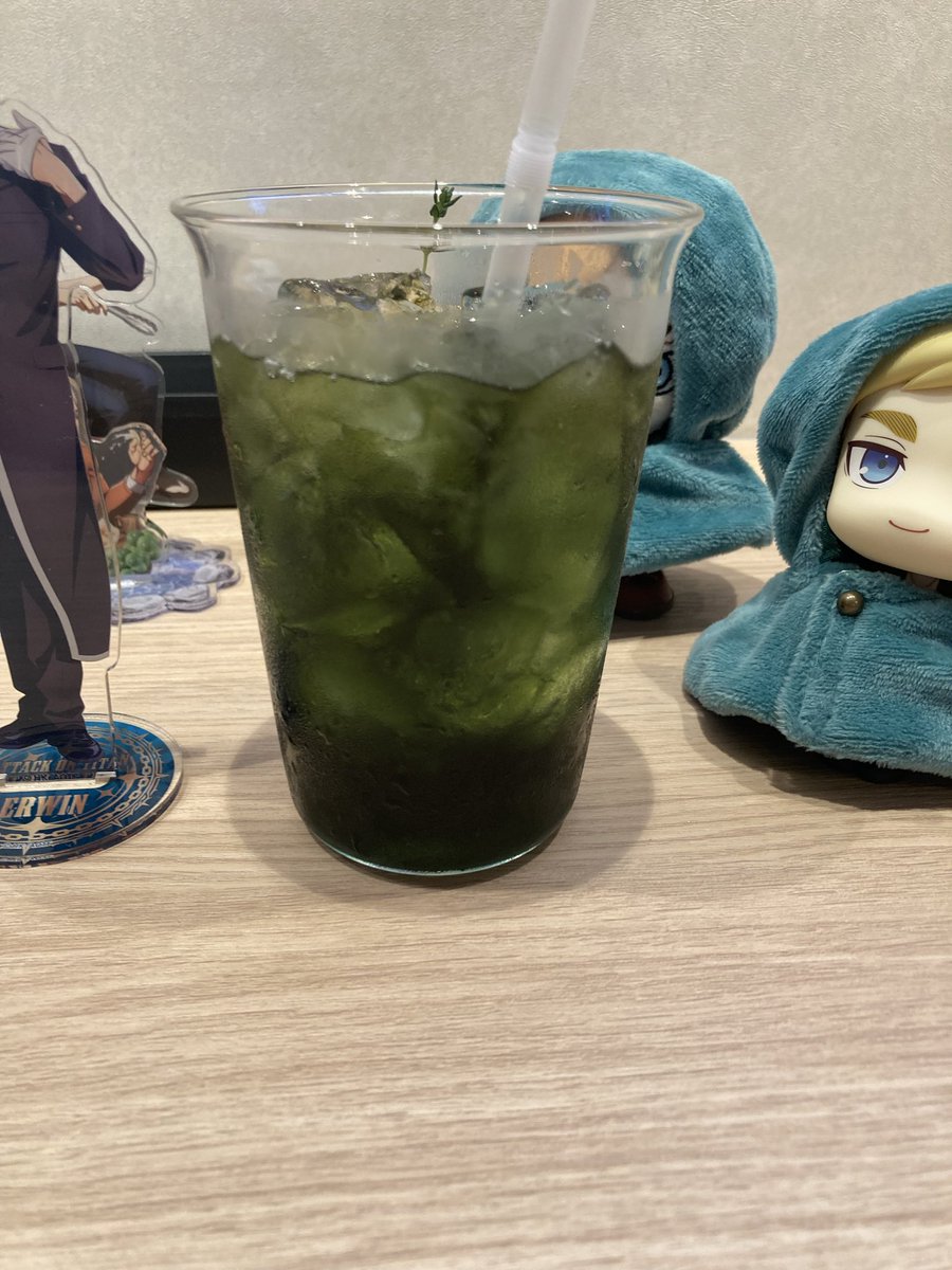 Kagamikun0802's tweet photo. このエールリのドリンク、混ぜるとチョウサヘーダン緑になるのホンマに(感謝)

♪オレとお前で作っていくぜ
　オレはすっかりテメェ色
　太陽みてえなお前の黄色
　空みてえなお前の瞳
　キラキラしてんじゃねえぞ目が潰れる https://t.co/JtnQpjnZef