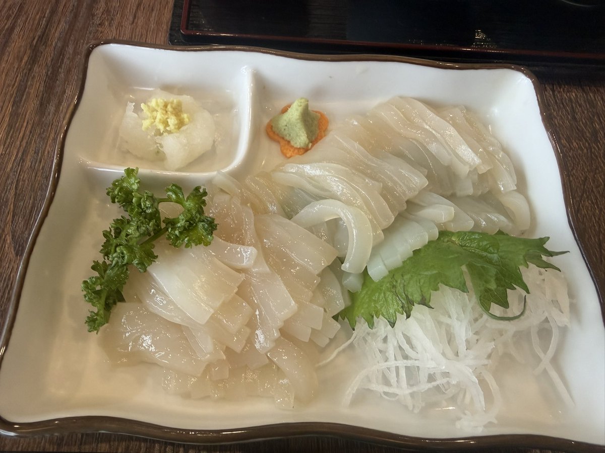 Hachin88's tweet photo. 大間のマグロの中落ち丼！
イカ刺しも美味しかった✨ https://t.co/6aRteJizR2