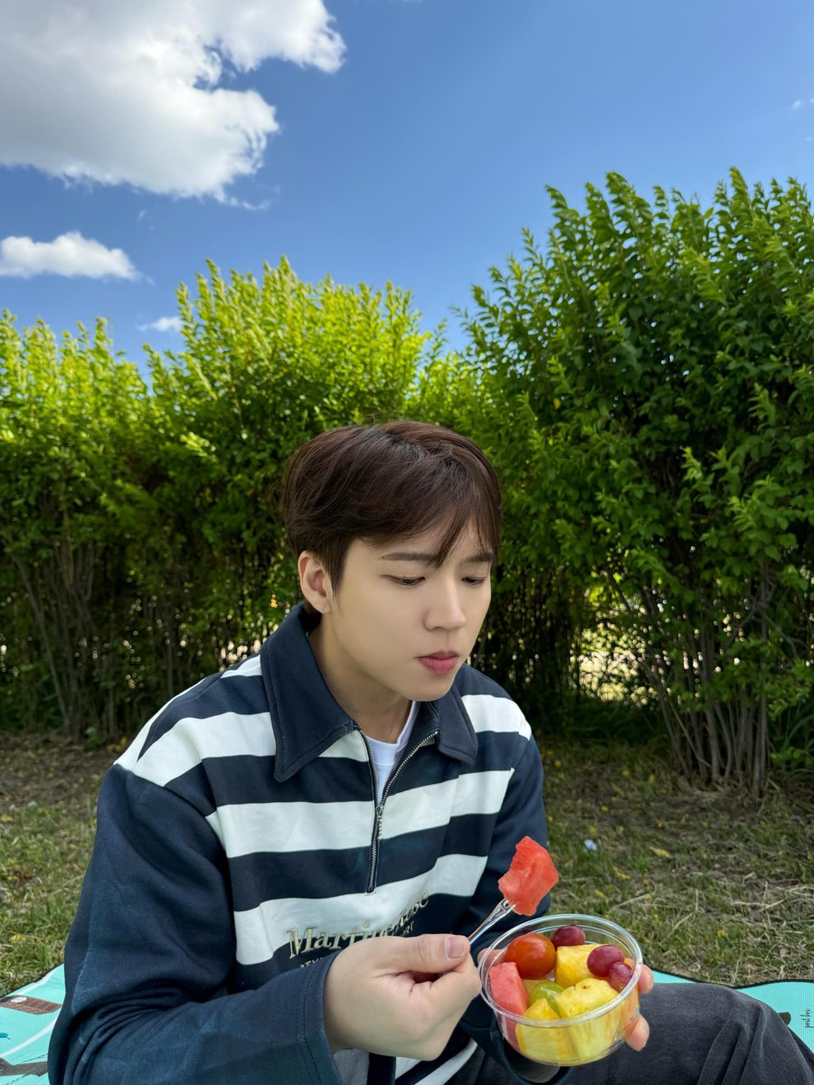 ___ShallwE_'s tweet photo. 역시 이렇게 선선한 날엔 이걸 봐줘야겠지 https://t.co/Yv66xYWKxx