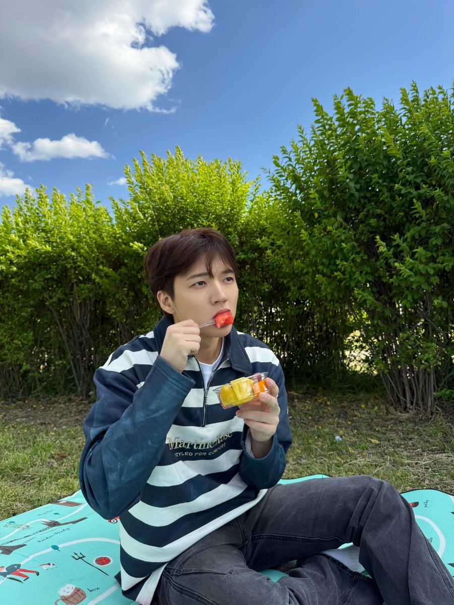 ___ShallwE_'s tweet photo. 역시 이렇게 선선한 날엔 이걸 봐줘야겠지 https://t.co/Yv66xYWKxx