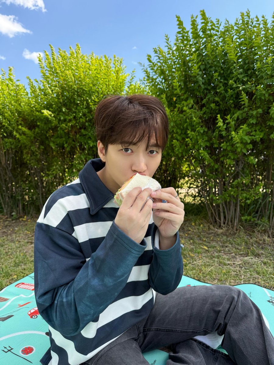 ___ShallwE_'s tweet photo. 역시 이렇게 선선한 날엔 이걸 봐줘야겠지 https://t.co/Yv66xYWKxx